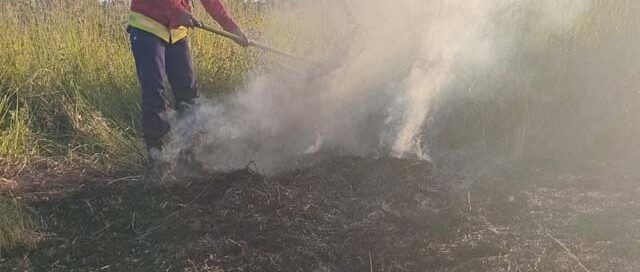 Apóstoles: bomberos controlaron incendio de malezas en el barrio Szczesny