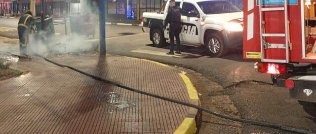 Puerto Iguazú: Bomberos Voluntarios sofocaron incendio de basura en pleno centro