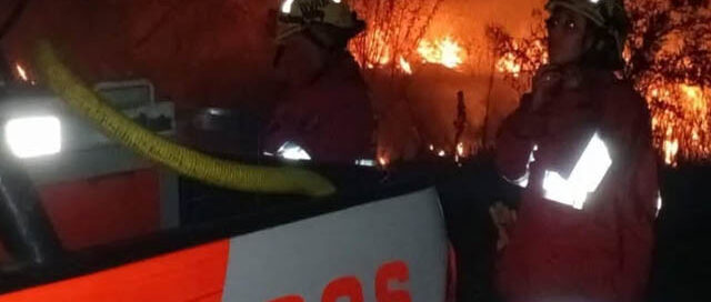 Apóstoles: bomberos sofocaron incendio de malezas en el barrio Timbó Viejo